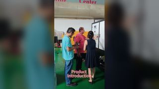 Menerima pelanggan di bengkel dengan pengoperasian mesin nyata dan penjelasan profesional.
